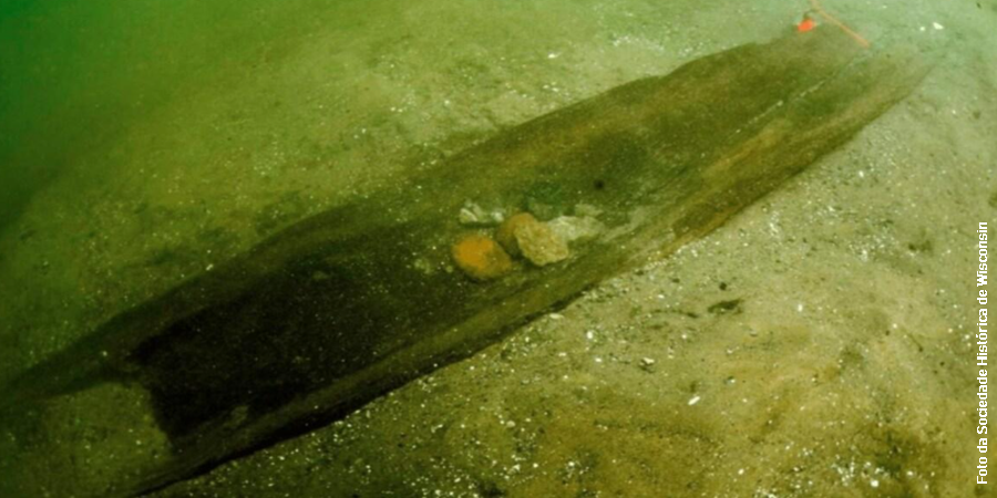 Imagem ilustrativa de uma das canoas de tronco escavado encontradas no Lago Mendota, preservada por milênios no fundo do tempo.